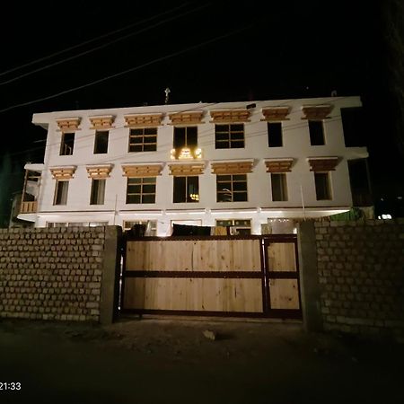 Honey Bee Hotel Leh Exterior photo