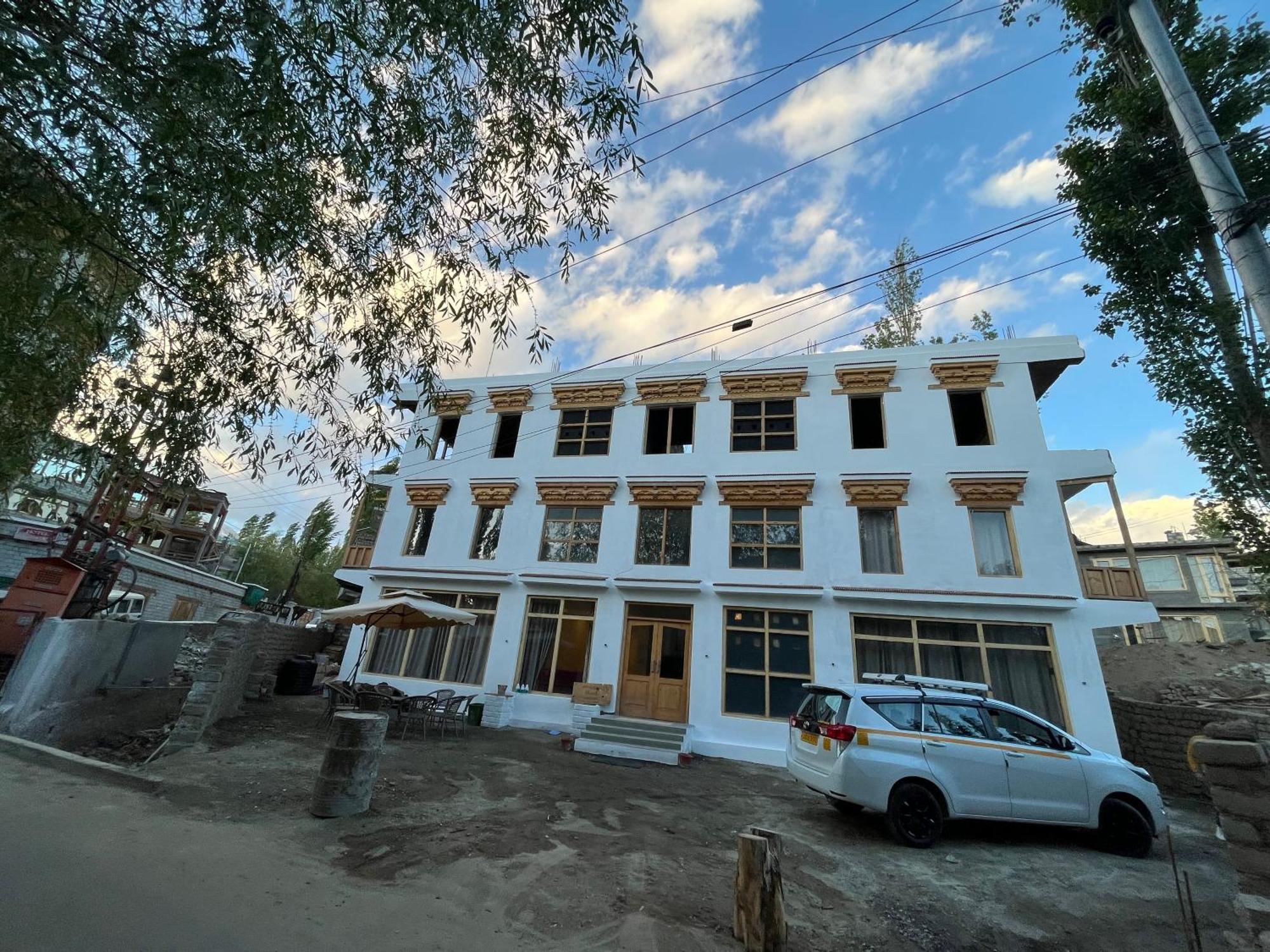 Honey Bee Hotel Leh Exterior photo